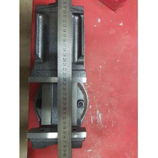 Тиски станочные поворотные ТМ-125 с зажимной частью 125 мм Тиски станочные поворотные ТМ-125 с зажимной частью 125 мм