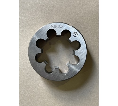 Плашка М 36х1,5мм для метрической резьбы 9ХС Плашка М 36х1,5мм для метрической резьбы 9ХС